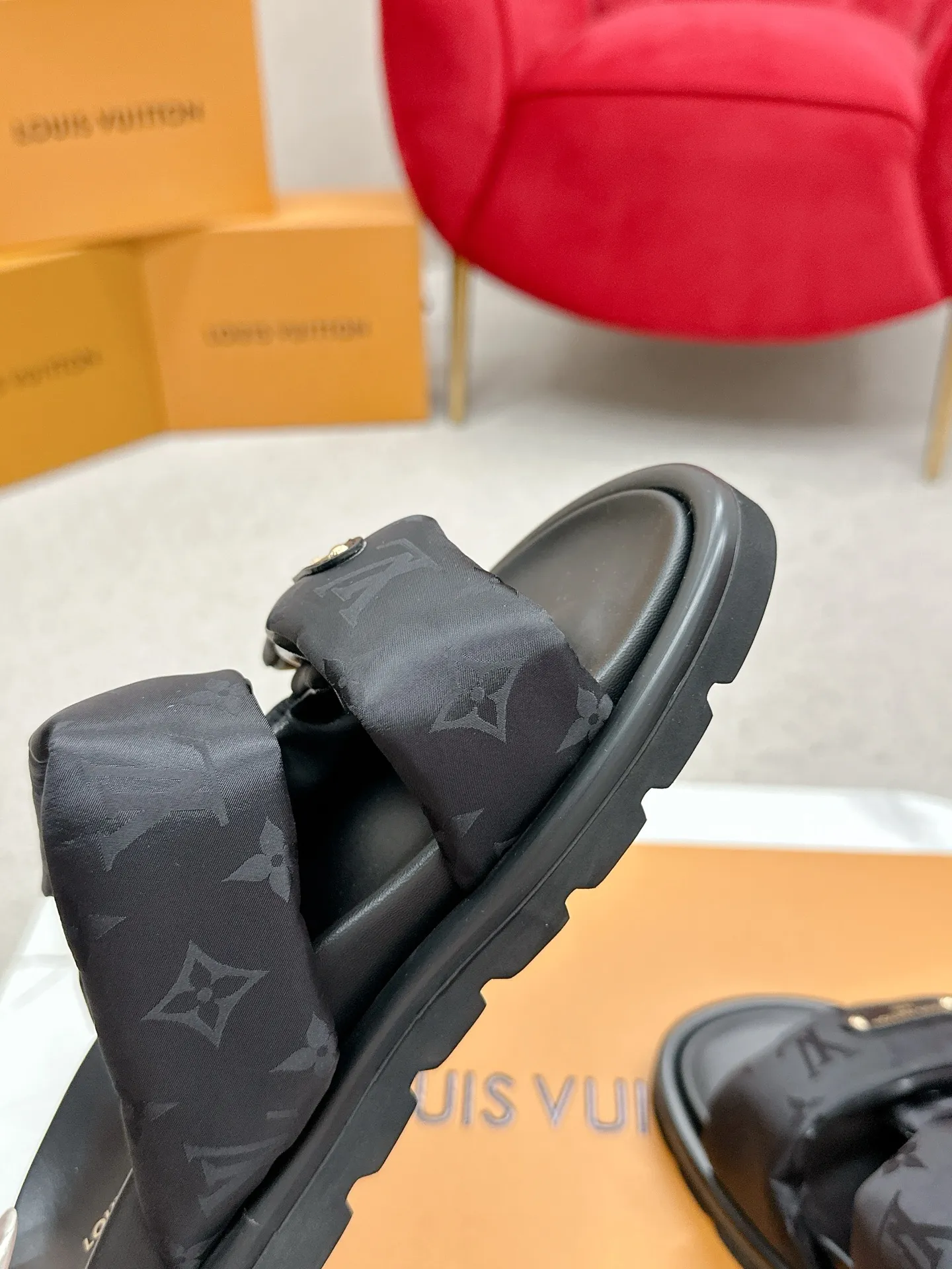 P340 yuan LV Louis Vuitton Full of high-end feel! A popular model among bloggers at home and abroad, it’s retro and fashionable, and looks stunning on your feet! Mainly recommended model on the official website★ ━━━━━ ЅᏇєєt ━━━━━ ▪️Upper: original calfskin ➕5D printing process ▪️Inner: imported mixed sheepskin ▪️Outsole: original molded foam outsole ▪️Size: Female 35-40 Men's 39-44 (women's 41 men's 45)